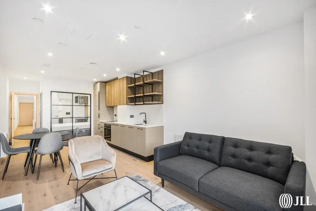 Flat Houghton Square in Greater London