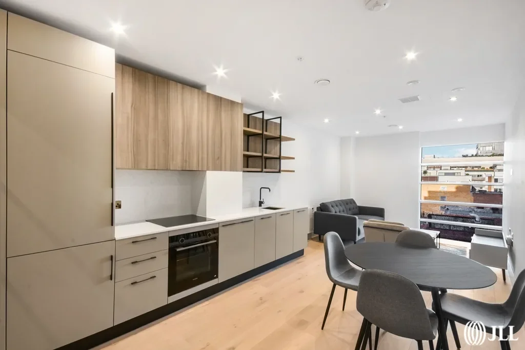 Flat Houghton Square in Greater London