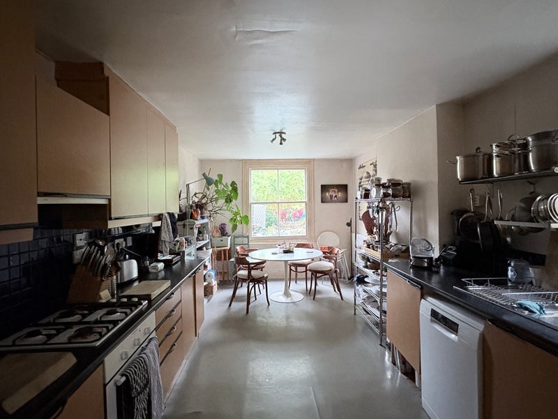 Room Purves Road in Greater London