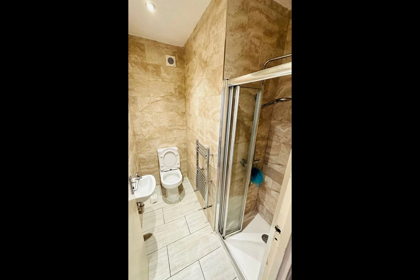 Room Asplins Road in Greater London
