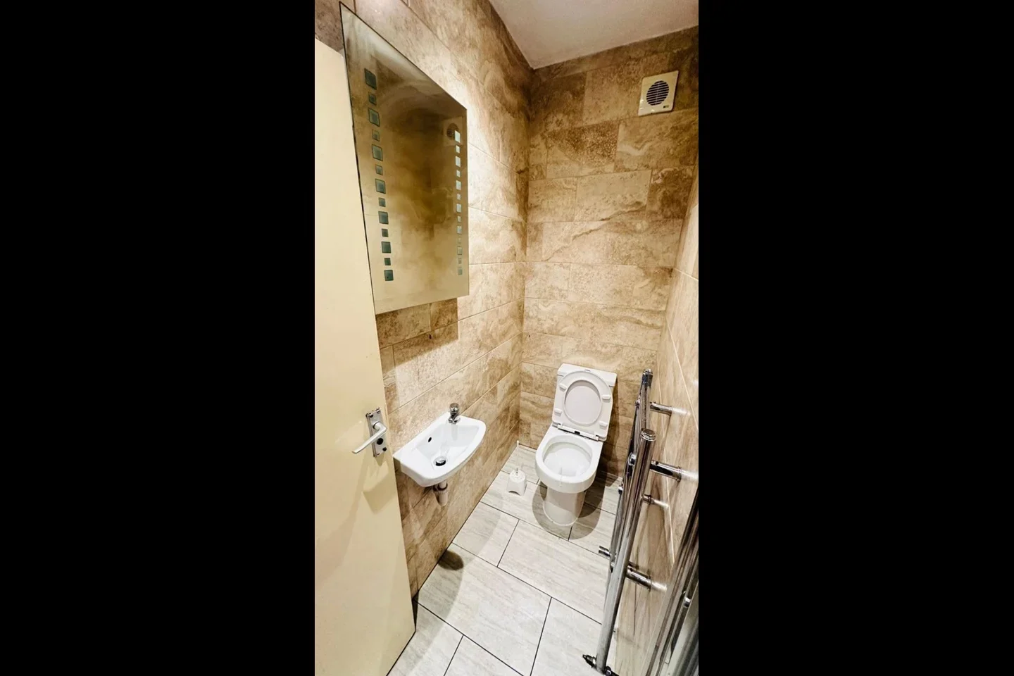 Room Asplins Road in Greater London
