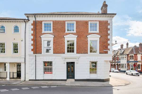Flat Eastgate Street in Winchester
