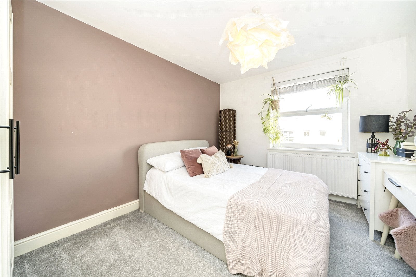 Flat Straightsmouth in Greater London