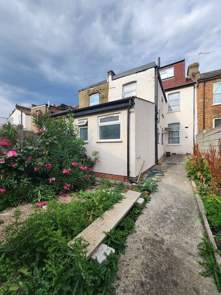 Room Brent View Road in Greater London