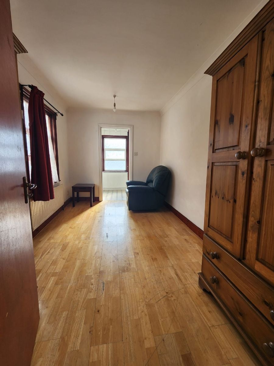 Room Brent View Road in Greater London