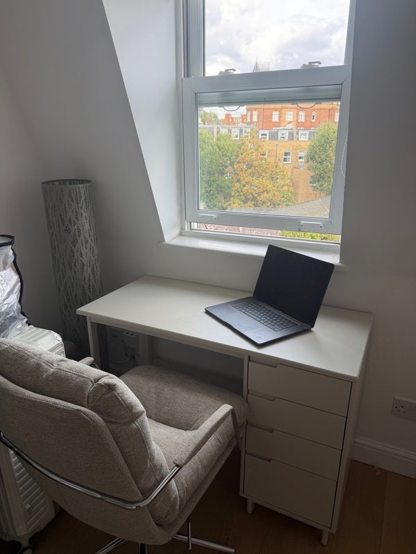 Flat Kempsford Gardens in Greater London