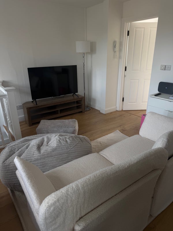 Flat Kempsford Gardens in Greater London