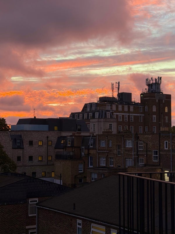 Flat Kempsford Gardens in Greater London