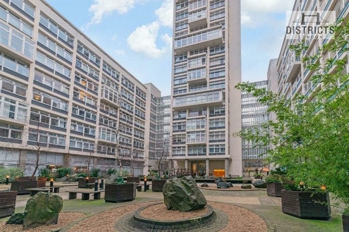 Flat Newington Causeway in Greater London