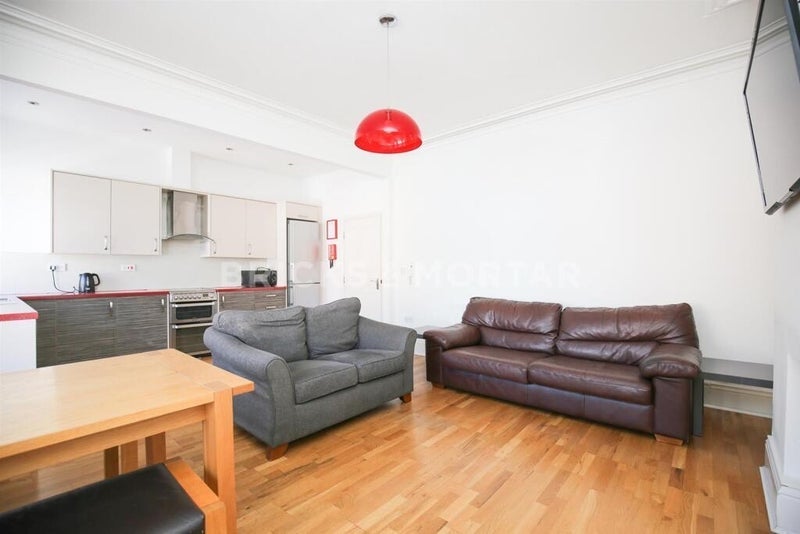 Room Heaton Road in Newcastle upon Tyne
