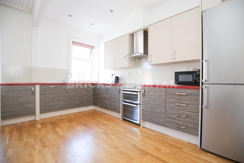Room Heaton Road in Newcastle upon Tyne