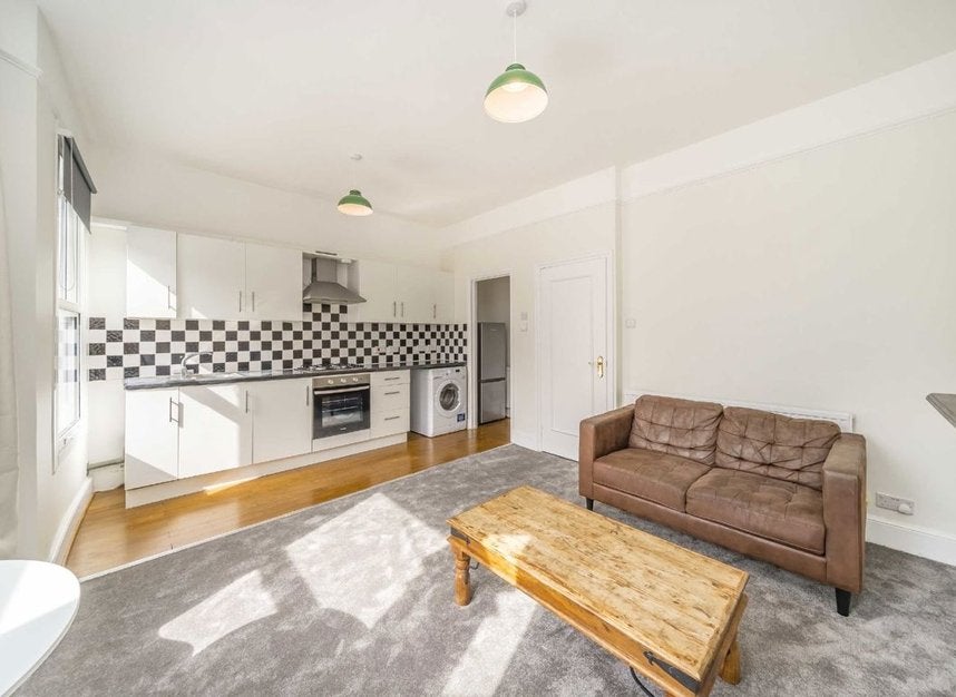 Flat Kenwyn Road in Greater London