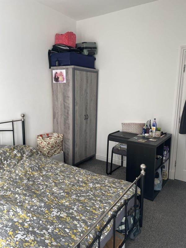 Room Van Dyke Street in Liverpool
