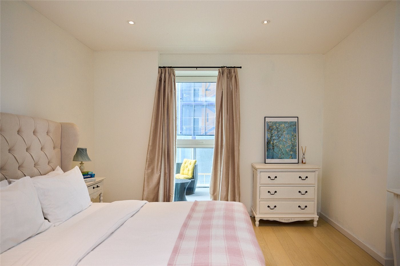 Flat Westfield Avenue in Greater London