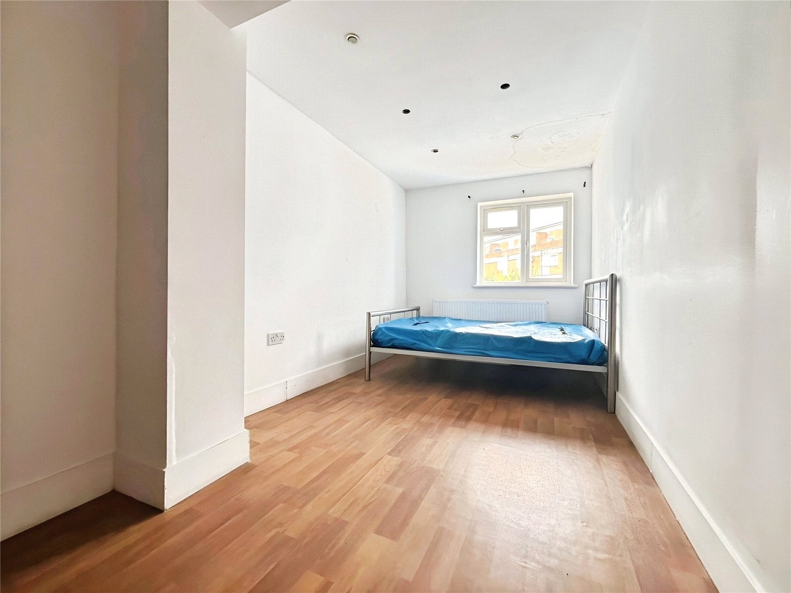 Room Eton Avenue in Greater London