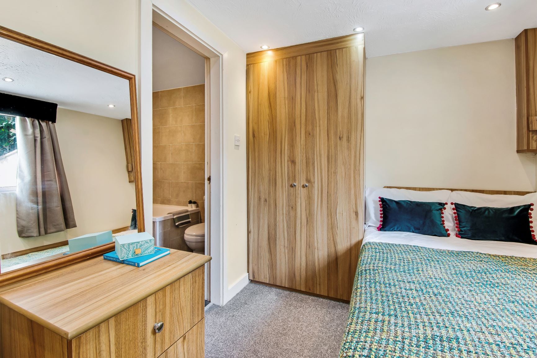 Flat Rosebank Road in Leeds