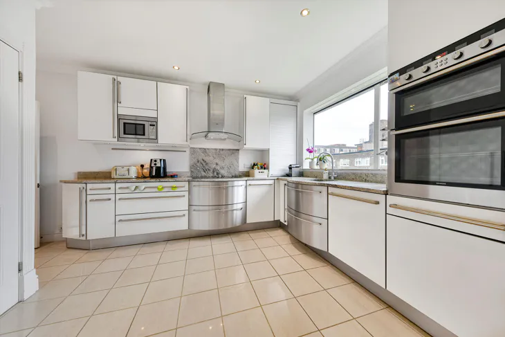 Flat Avenue Close in Greater London