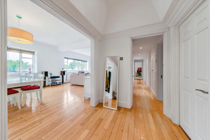 Flat Avenue Close in Greater London