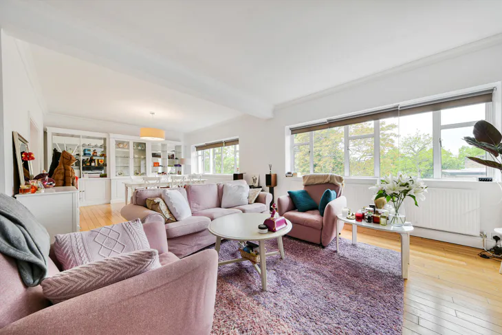 Flat Avenue Close in Greater London