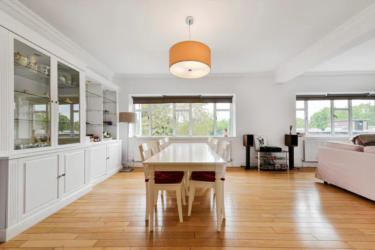Flat Avenue Close in Greater London