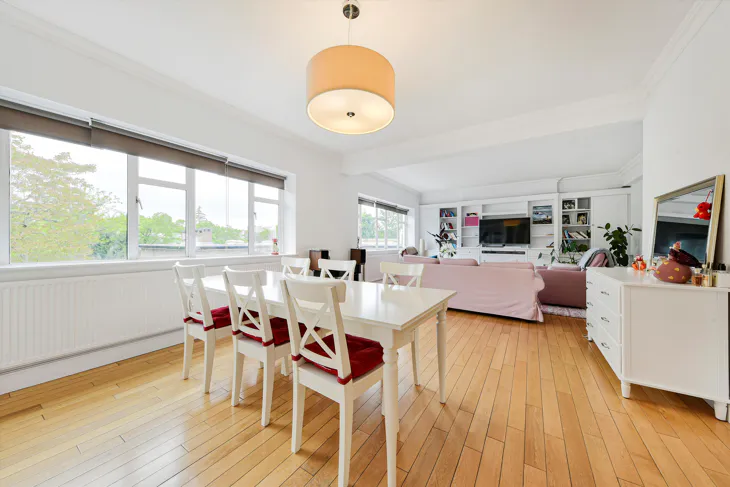 Flat Avenue Close in Greater London