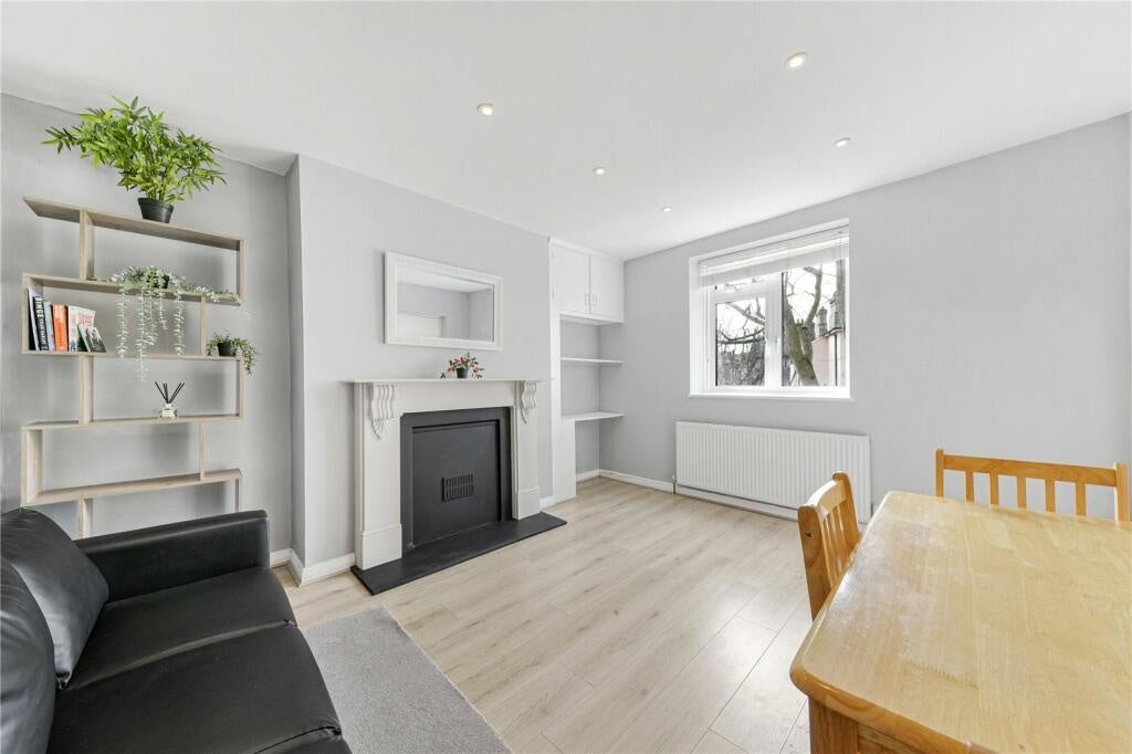 Flat Willow Road in Greater London