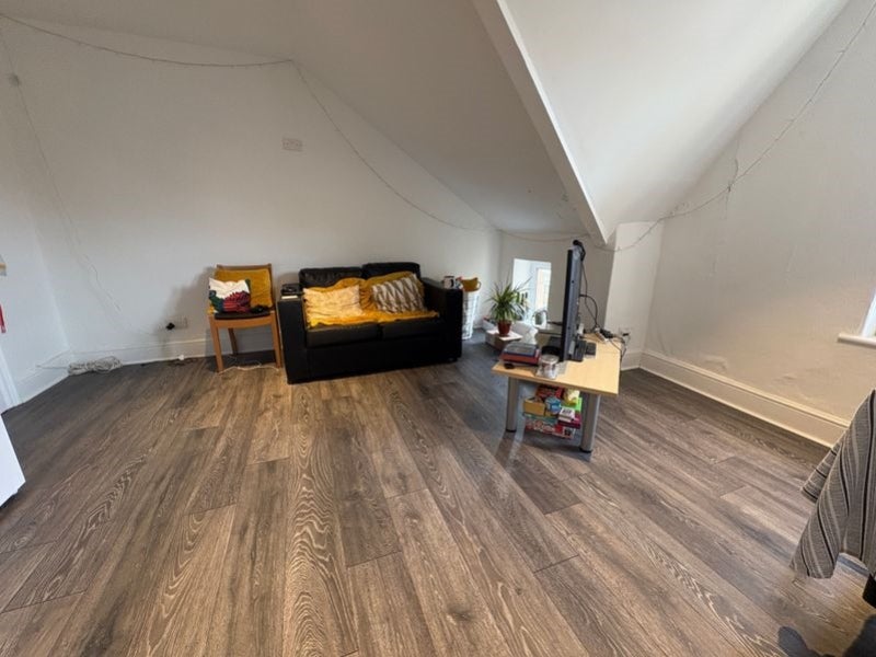 Flat Connaught Road in Cardiff