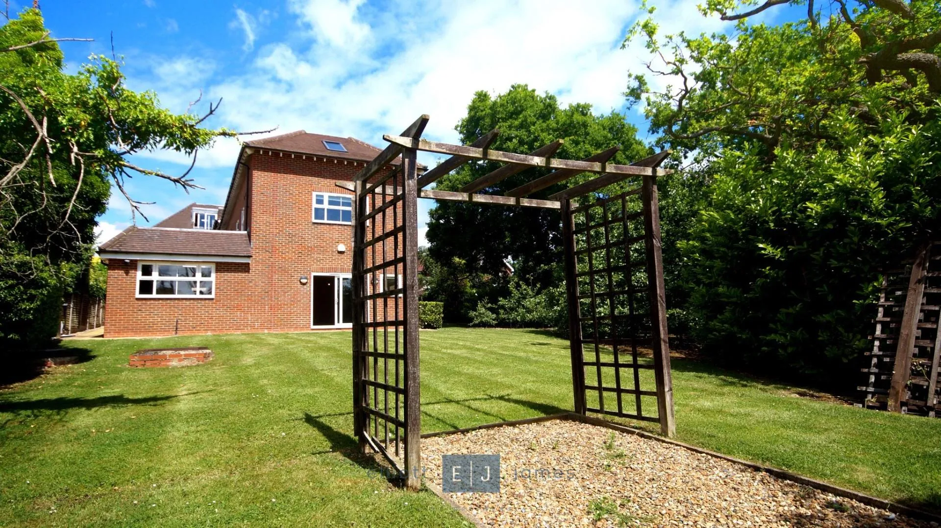Flat Cassis Court in Epping Forest