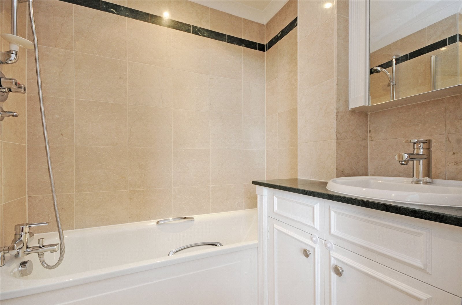 Flat Finchley Road in Greater London