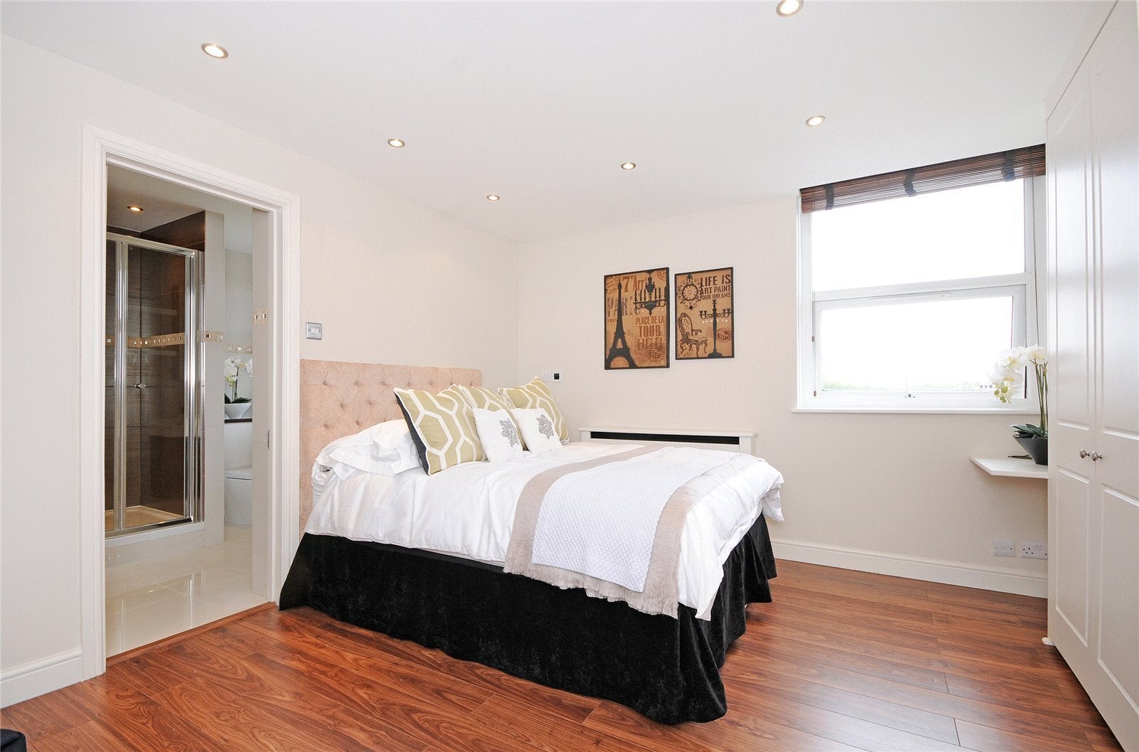 Flat Finchley Road in Greater London