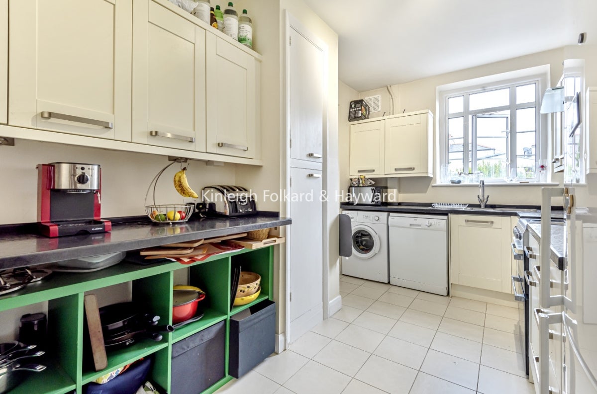 Flat Alwyn Avenue in Greater London