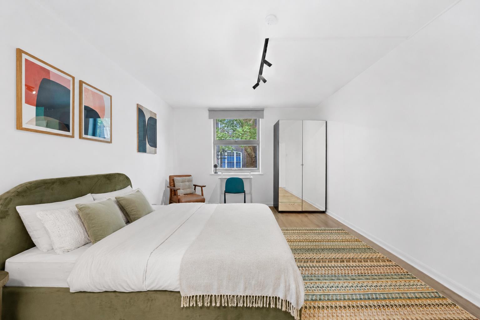 Room Kingsland Green in London