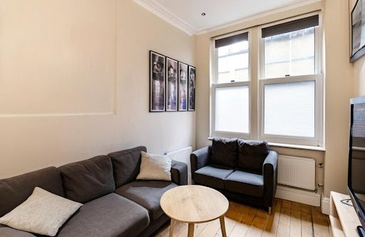 Flat Gascony Avenue in Greater London