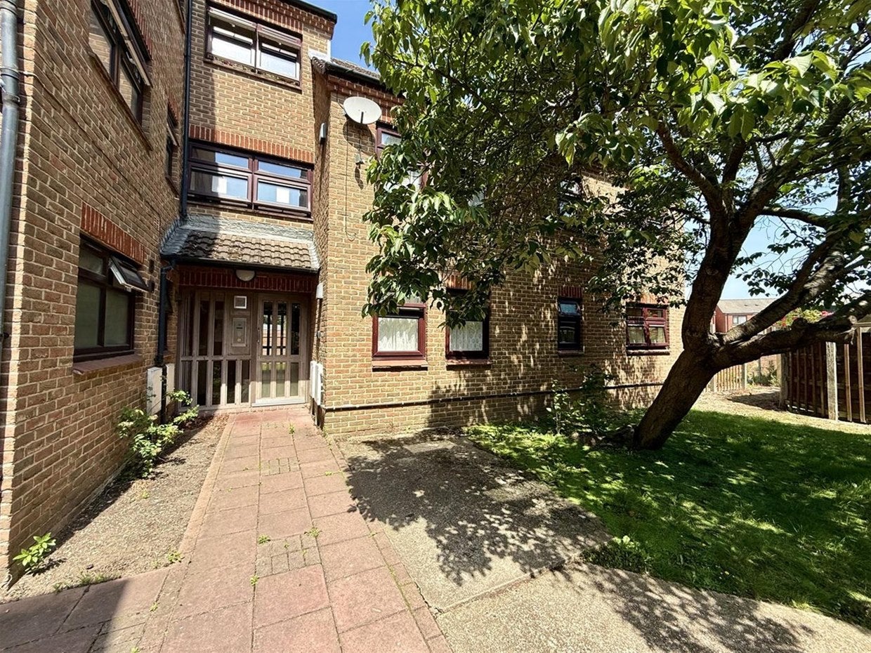 Flat Montem Lane in Slough