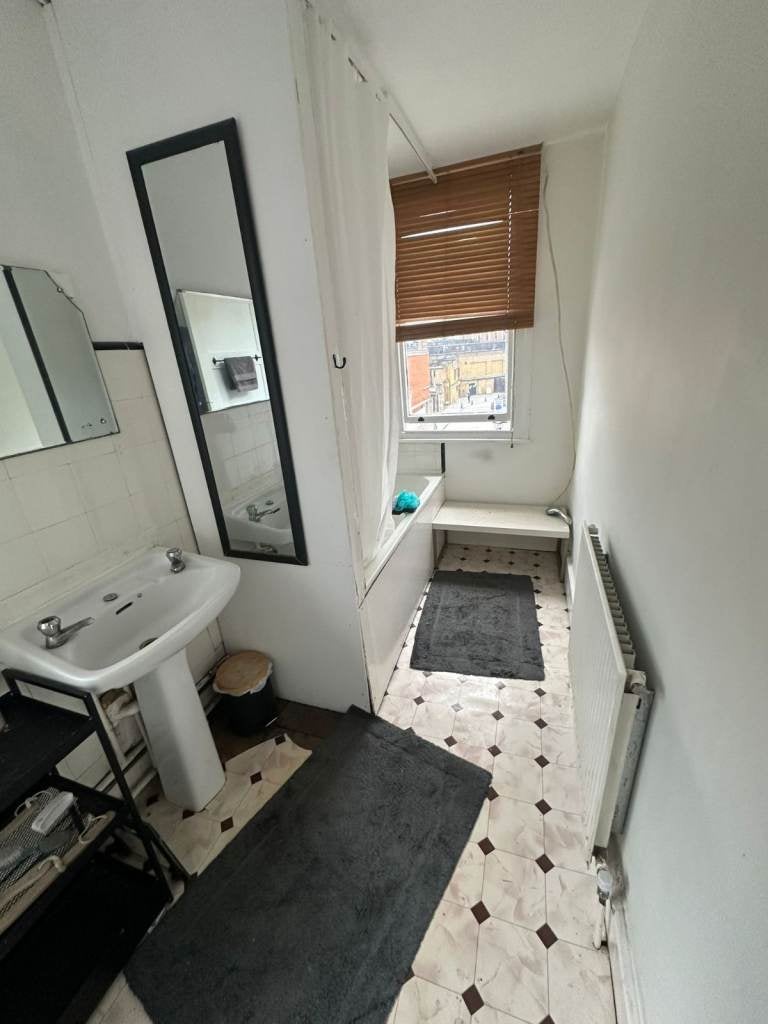 Room Acre Lane in Greater London