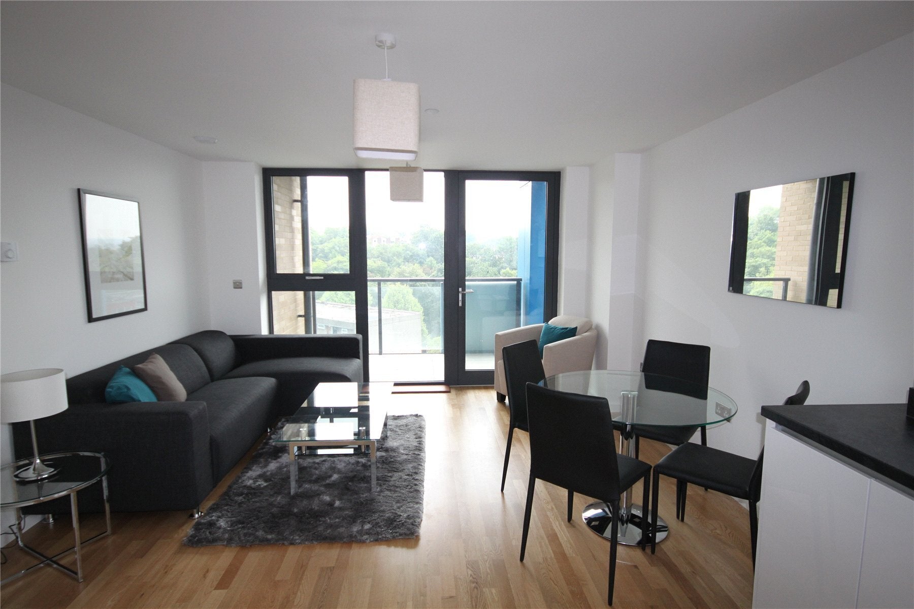 Flat Parkside Avenue in Greater London