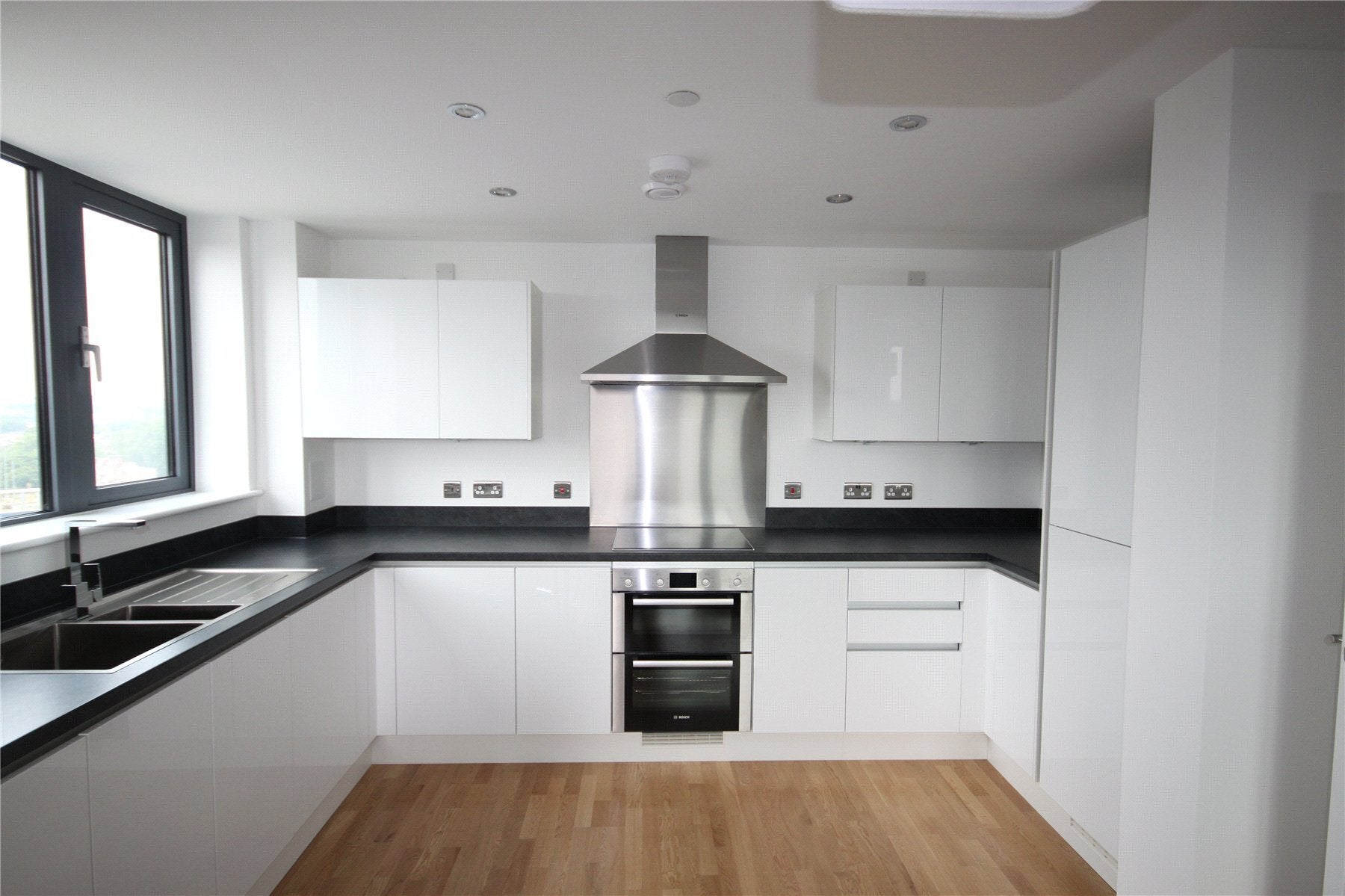 Flat Parkside Avenue in Greater London