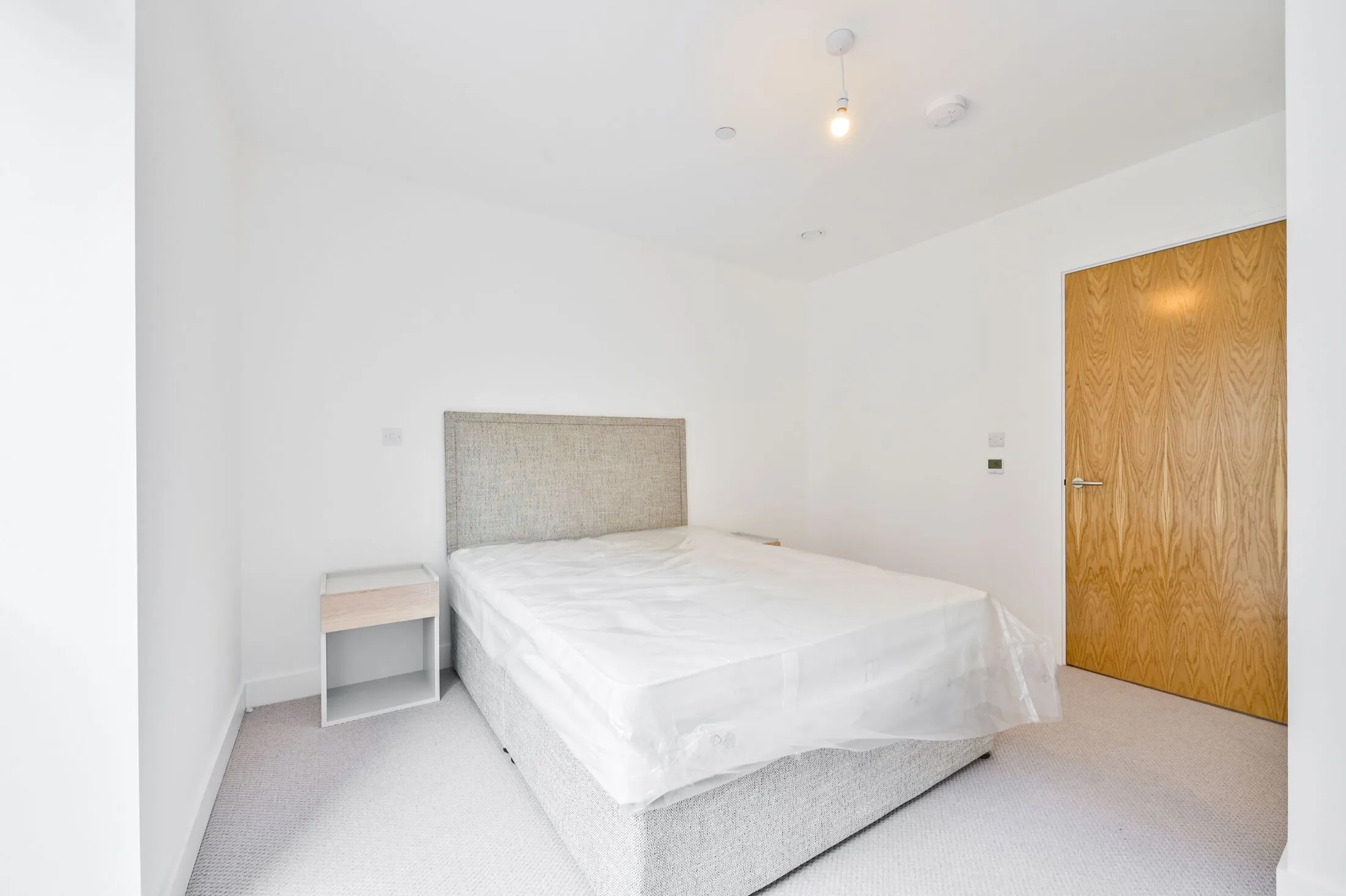 Flat Hale Wharf in Greater London