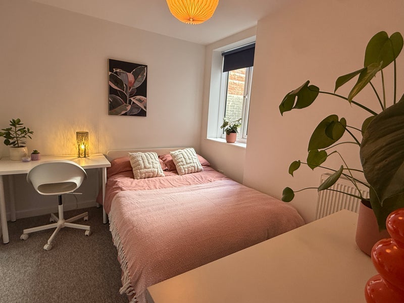 Room Ashley Road in Poole