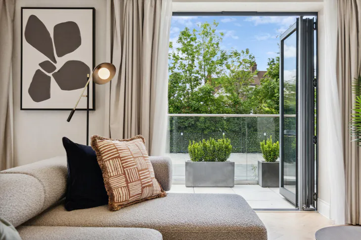 Flat Armitage Road in Greater London