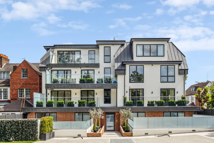 Flat Armitage Road in Greater London