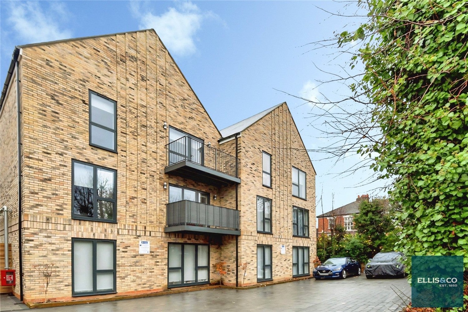 Flat Woodside Park Road in Greater London