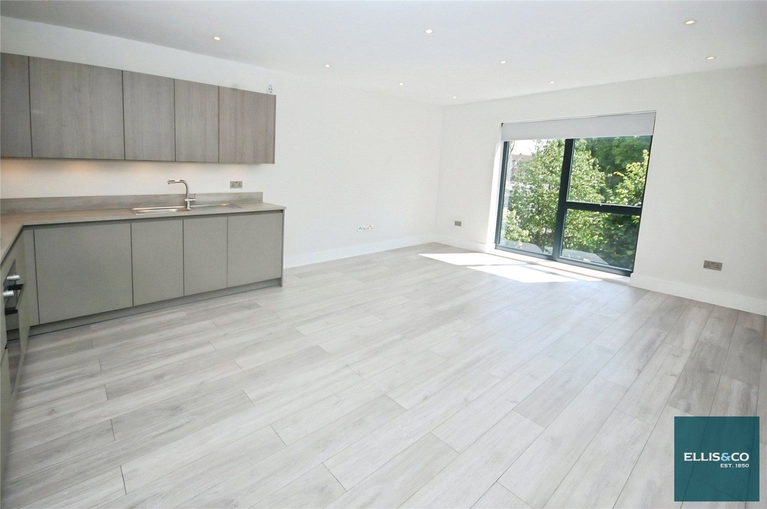 Flat Woodside Park Road in Greater London