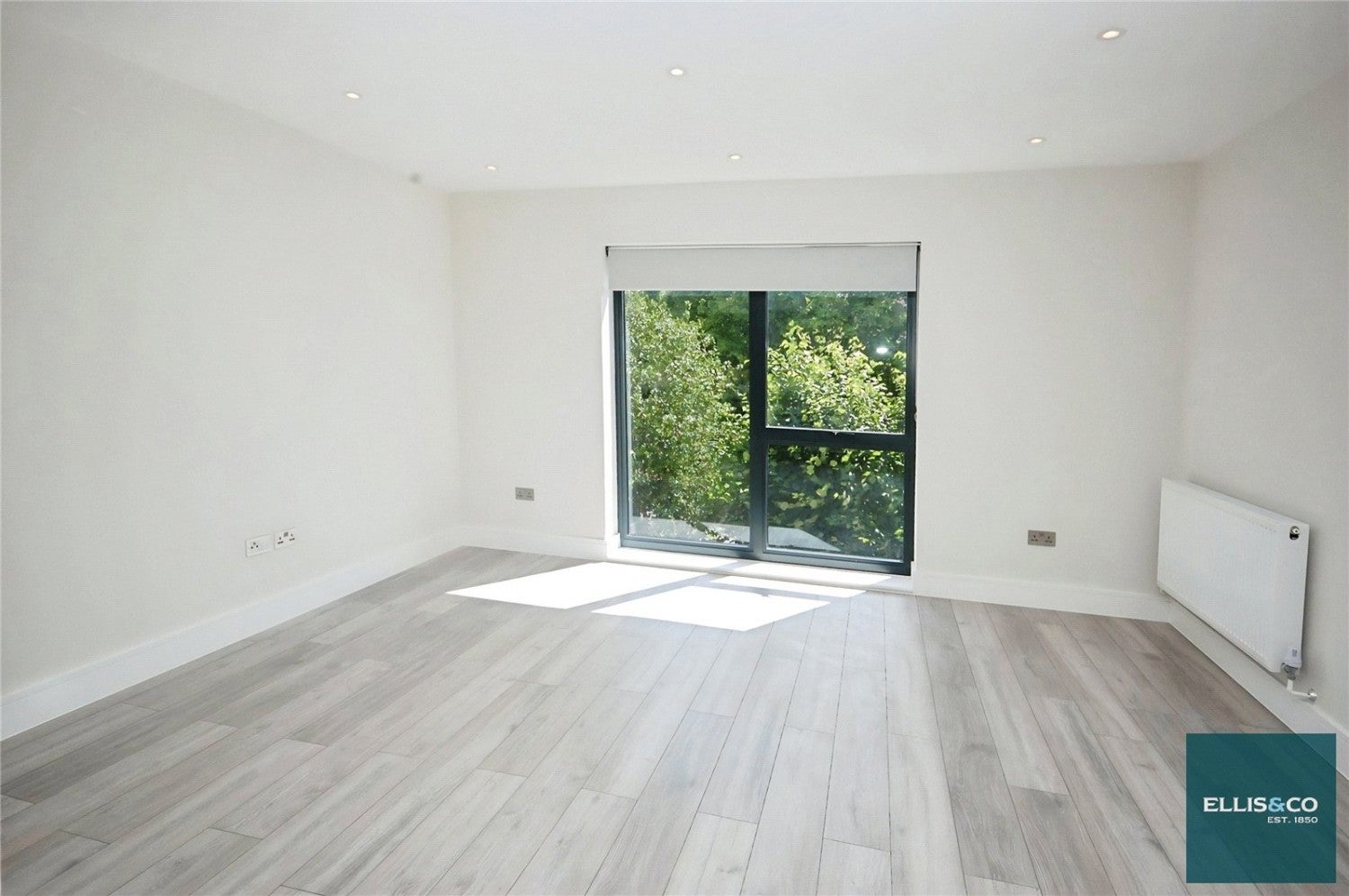 Flat Woodside Park Road in Greater London