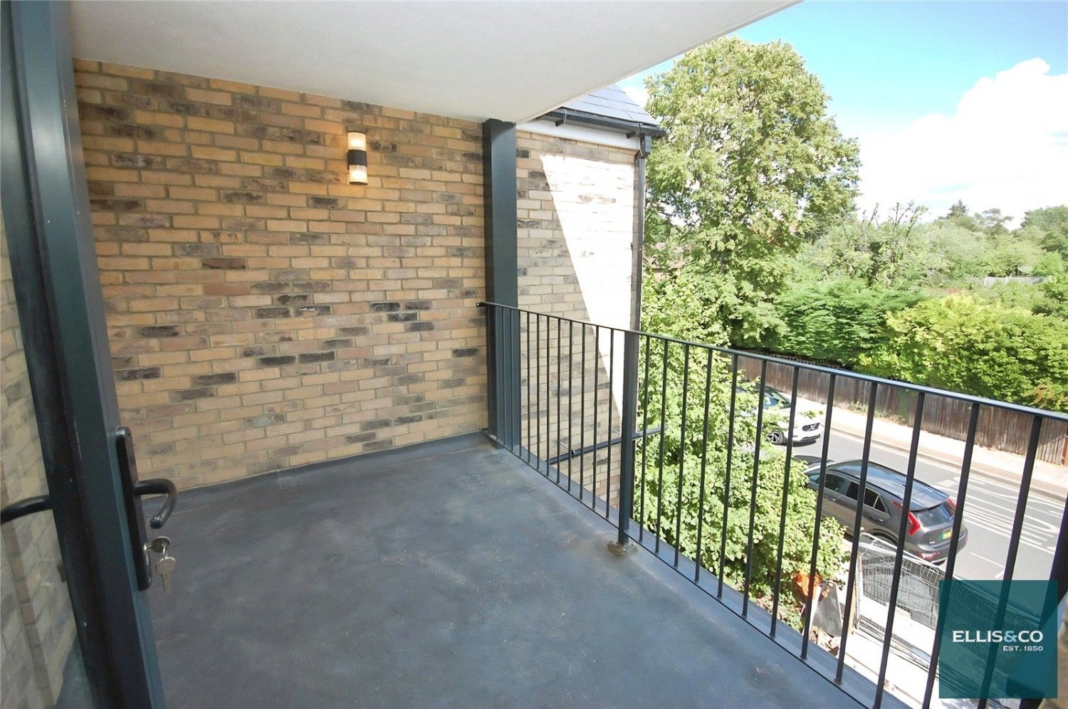 Flat Woodside Park Road in Greater London