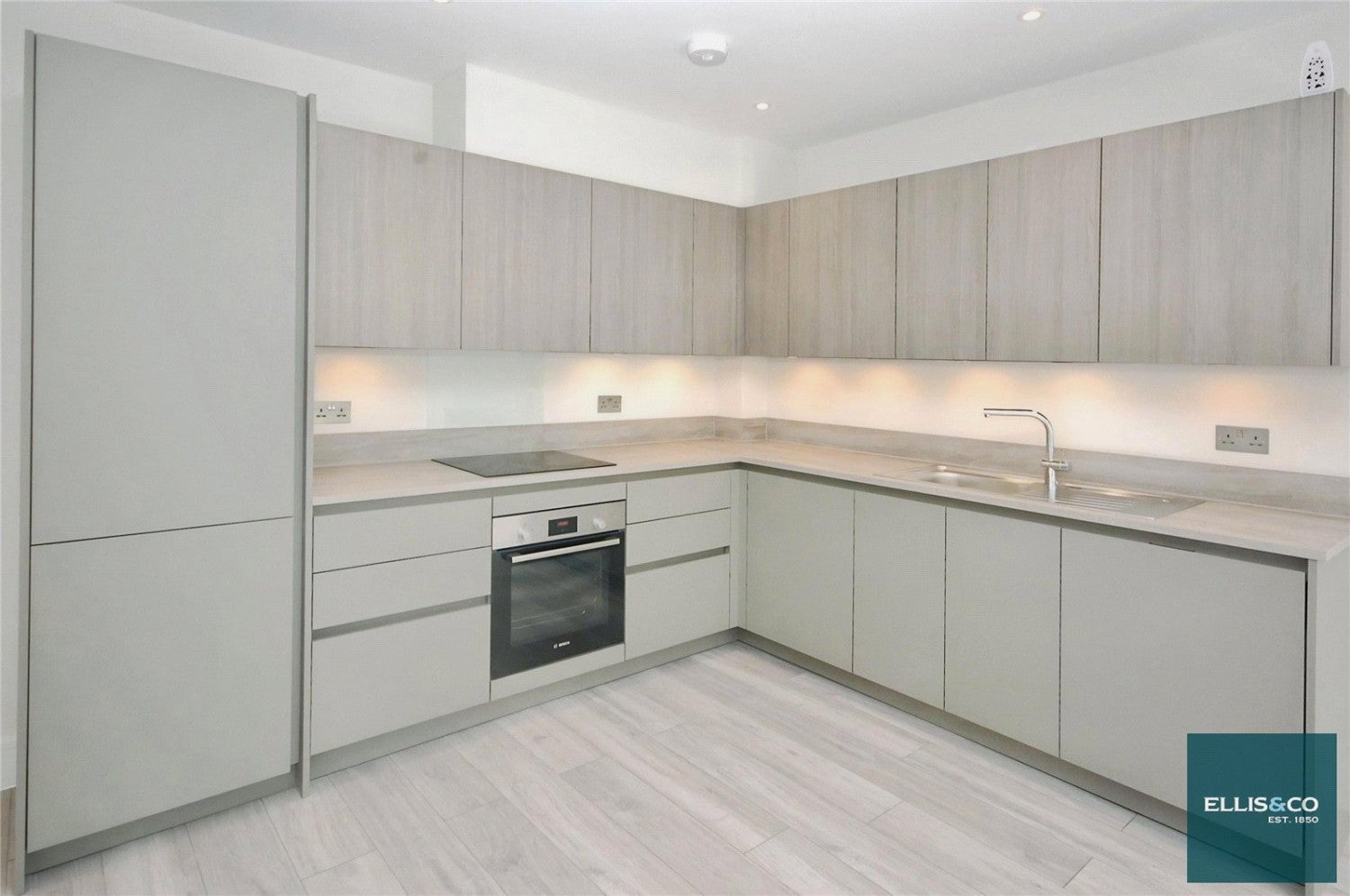 Flat Woodside Park Road in Greater London