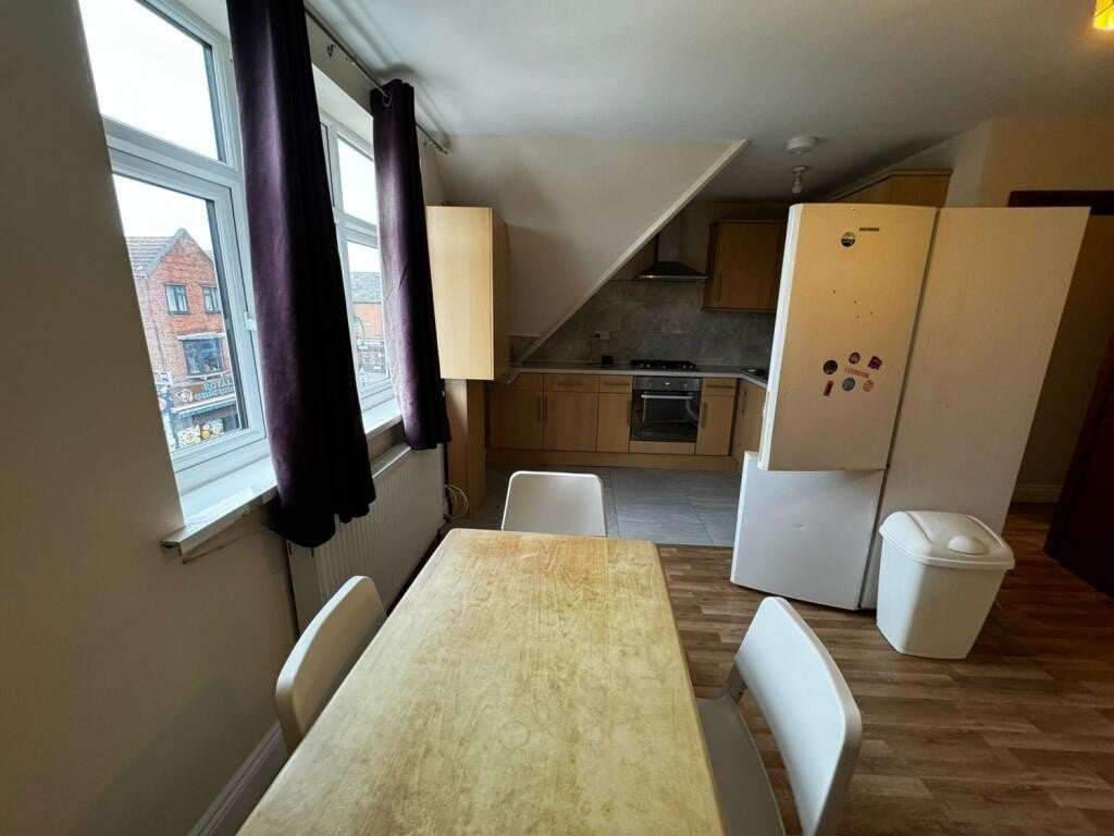 Flat Greenford Road in Greater London