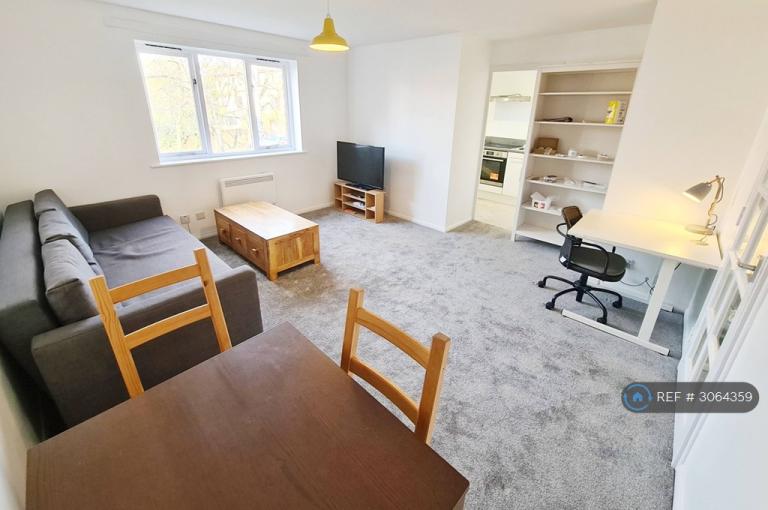 Flat Ruston Road in Greater London