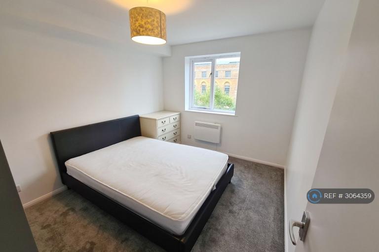 Flat Ruston Road in Greater London