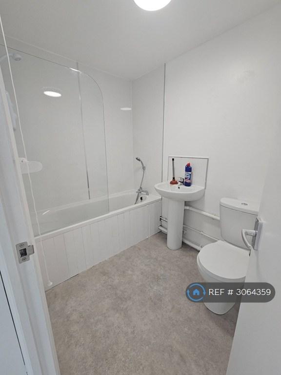 Flat Ruston Road in Greater London